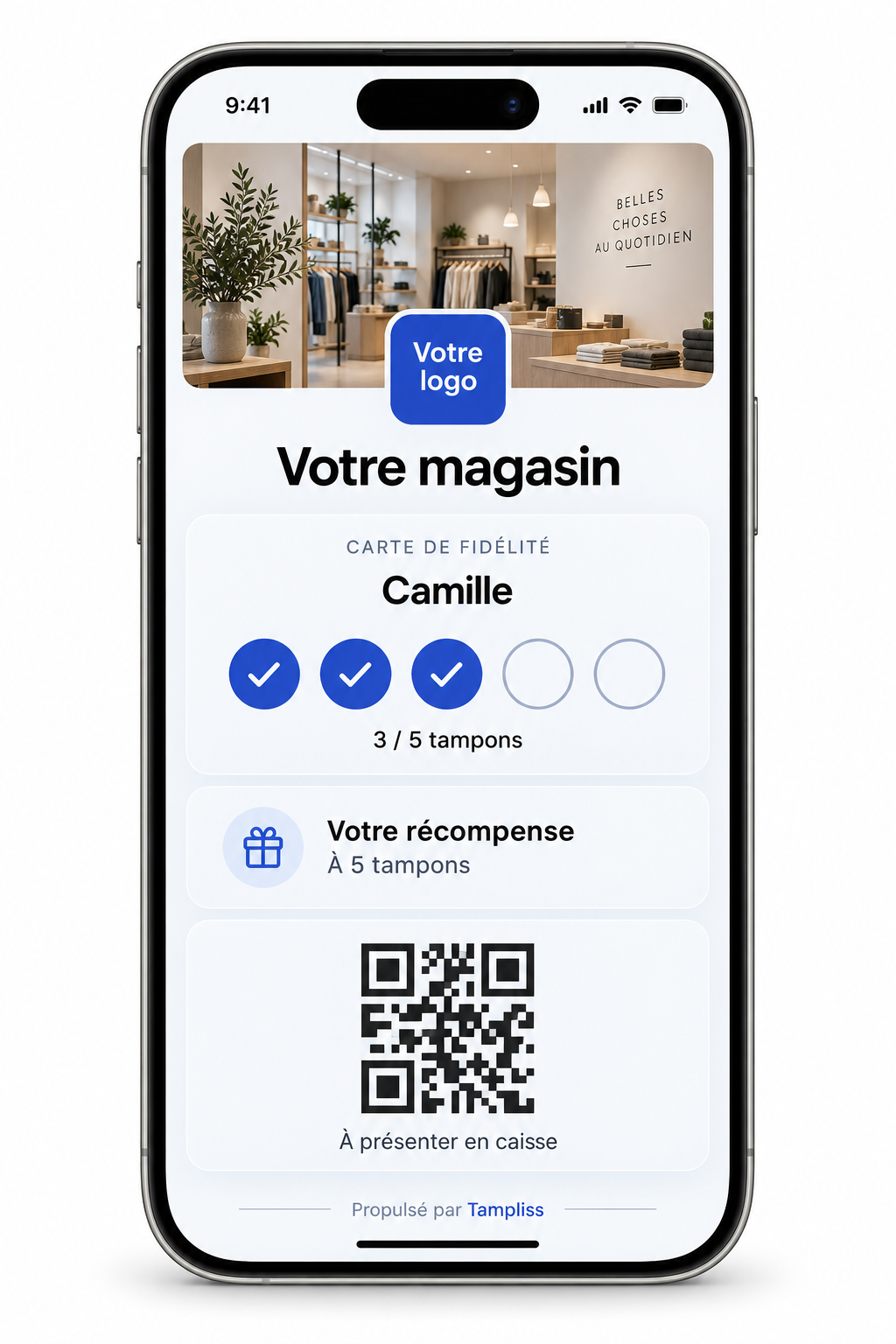 Exemple sur iPhone : une carte Votre magasin, avec Votre logo, 3 tampons sur 5, Votre récompense et un QR à présenter en caisse.